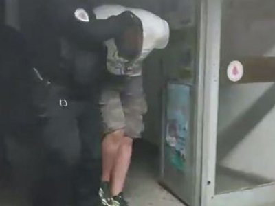 Nepoznata osoba pucala na K.P., on zvao oca koji mu je donio pištolj i uzvratio