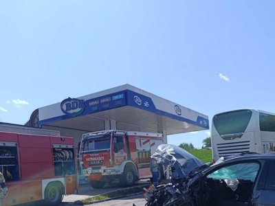 Teška saobraćajka kod Prijedora: Sudar autobusa i golfa, ima povrijeđenih