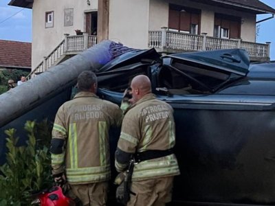 Automobilom sletio i udario u banderu kod Prijedora, vozača izvlačili vatrogasci