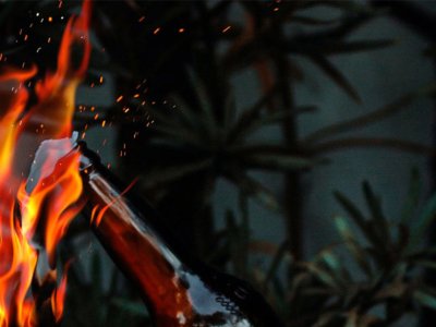 Bacio flašu sa benzinom da zapali tuđu garažu