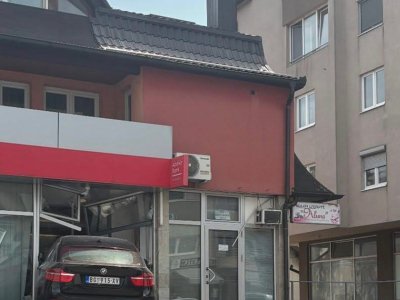 Karambol u Tesliću: BMW-om beogradskih tablica uletio u banku