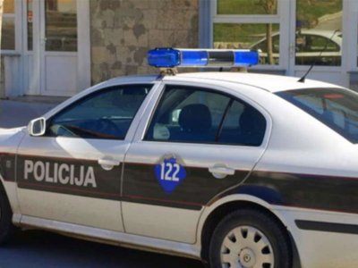 Jedna osoba teško povrijeđena prilikom sudara motora i automobila u Kaknju