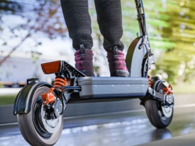 Maloljetnik teško povrijeđen u sudaru električnog romobila i automobila