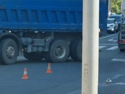 Cisterna udarila ženu u Konjicu: Papuče ostale na asfaltu, semafori ugašeni