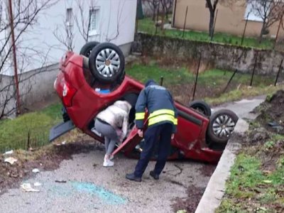 Udes u Gacku: Djevojke autom sletjele u dvorište