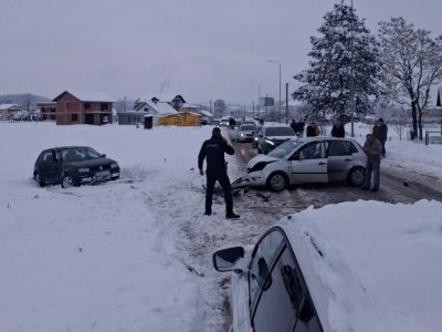 Sudar na magistrali Prnjavor - Klašnice: Jedno vozilo sletjelo s puta