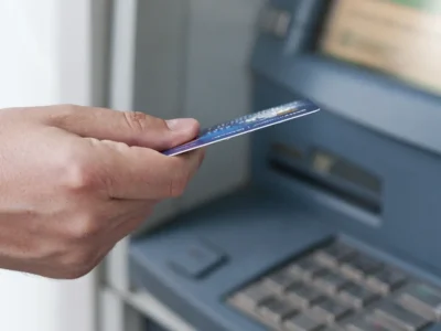 Ukrao novčanik iz automobila pa "peglao" kartice