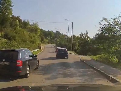 Novi slučaj rizične vožnje na dionici Istočno Sarajevo - Vraca: Preticao vozila pred krivinom