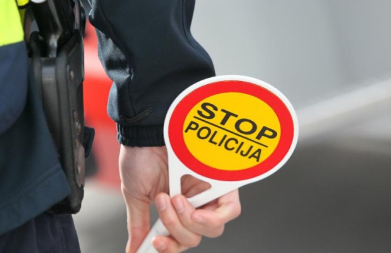 Lažni policajci zaustavili vozilo pa maltretirali putnike, među njima i dijete