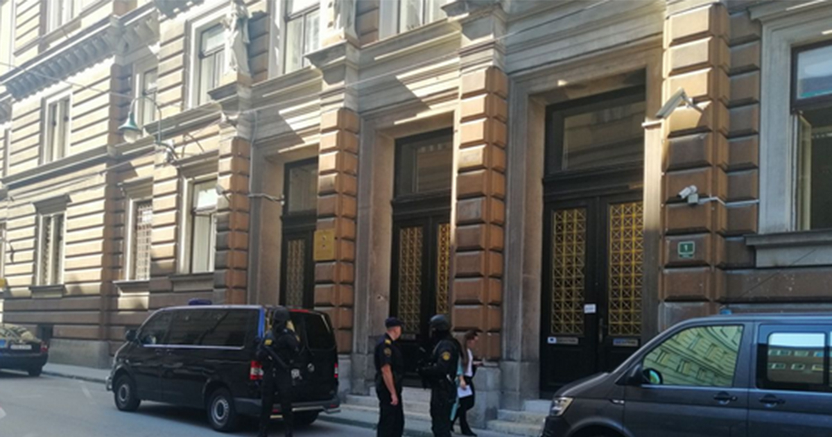 Optužen za razbojništvo, maloljetnicima prijeteći pištoljem otimao novac