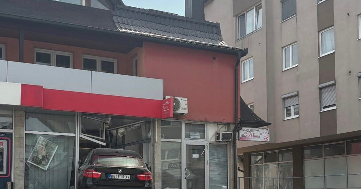 Karambol u Tesliću: BMW-om beogradskih tablica uletio u banku