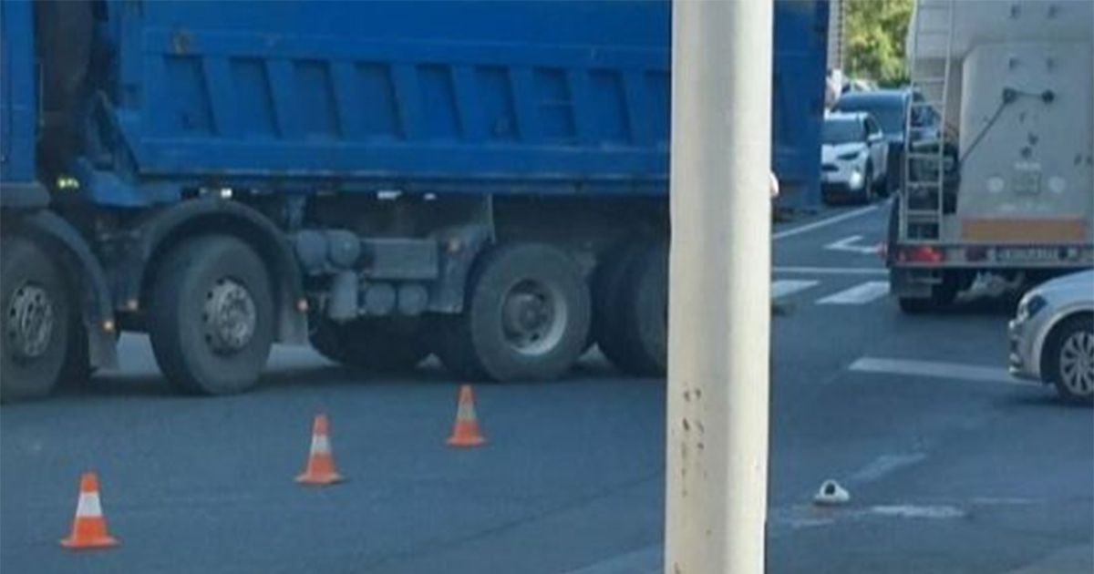 Cisterna udarila ženu u Konjicu: Papuče ostale na asfaltu, semafori ugašeni