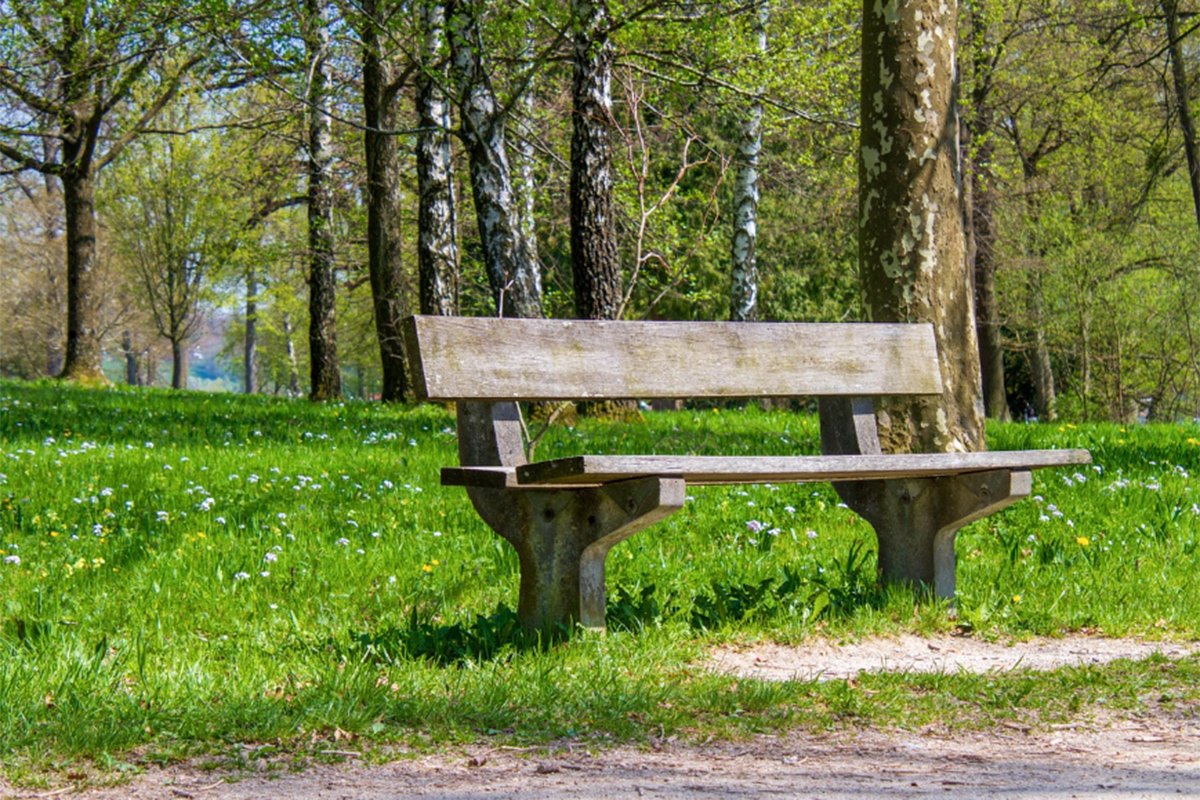 Maloljetnici uništavali klupe i privatnu imovinu u Tuzli