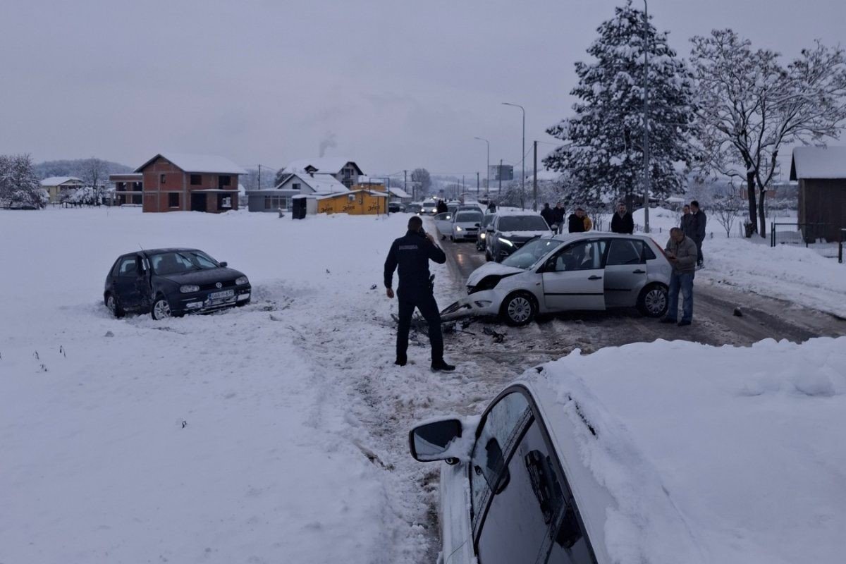 Sudar na magistrali Prnjavor - Klašnice: Jedno vozilo sletjelo s puta